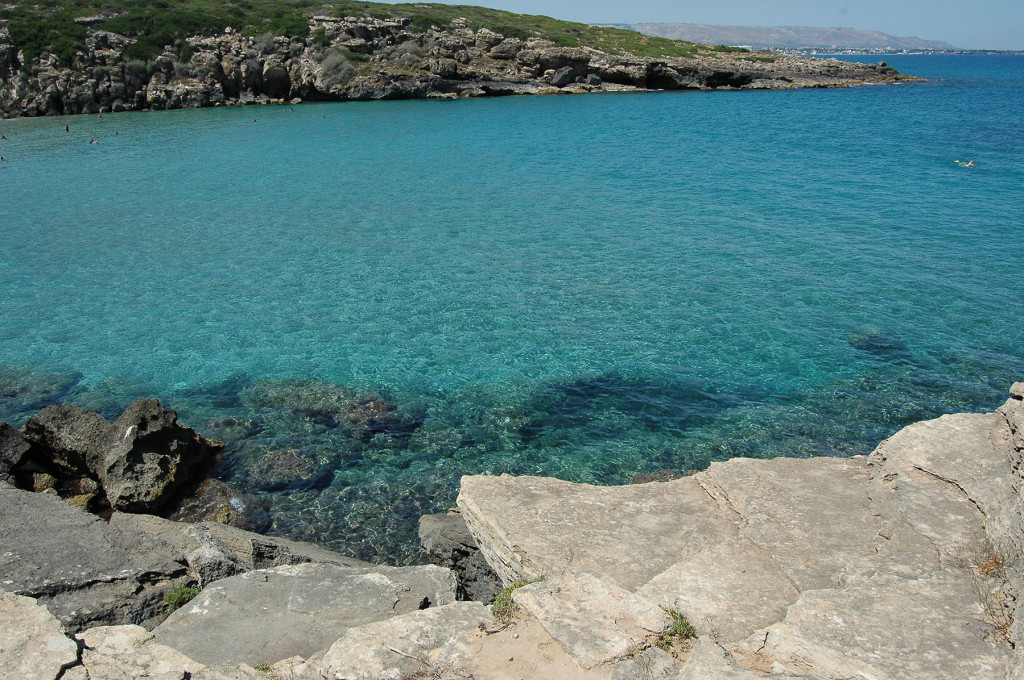 Spiaggia naturale con mare limpido