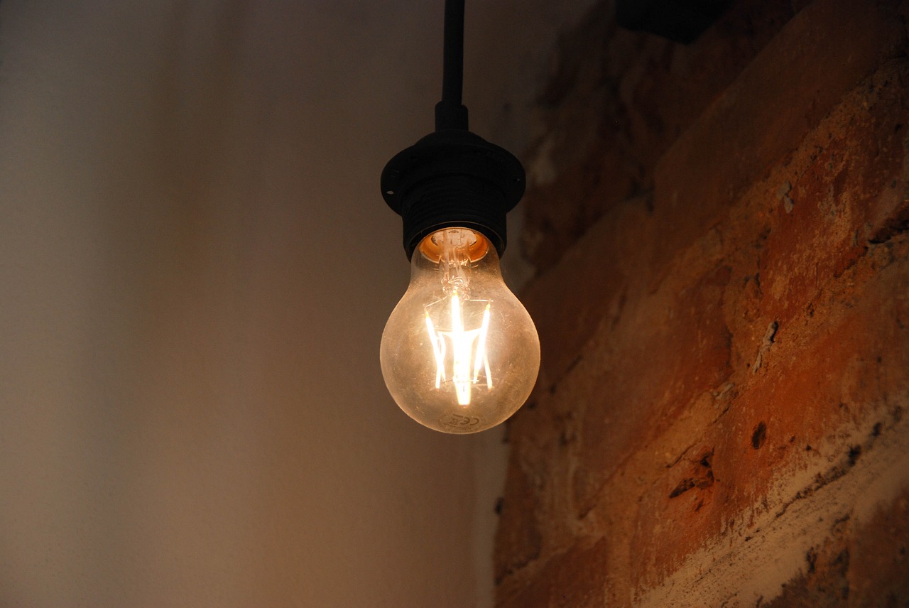 Luce accesa in una casa la sera