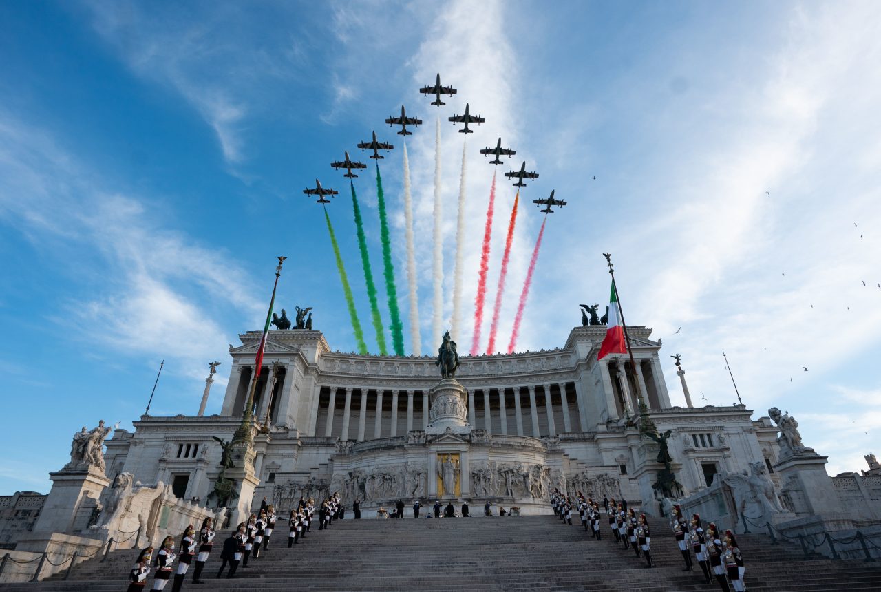 Frecce Tricolori sopra l Altare della Patria a Roma