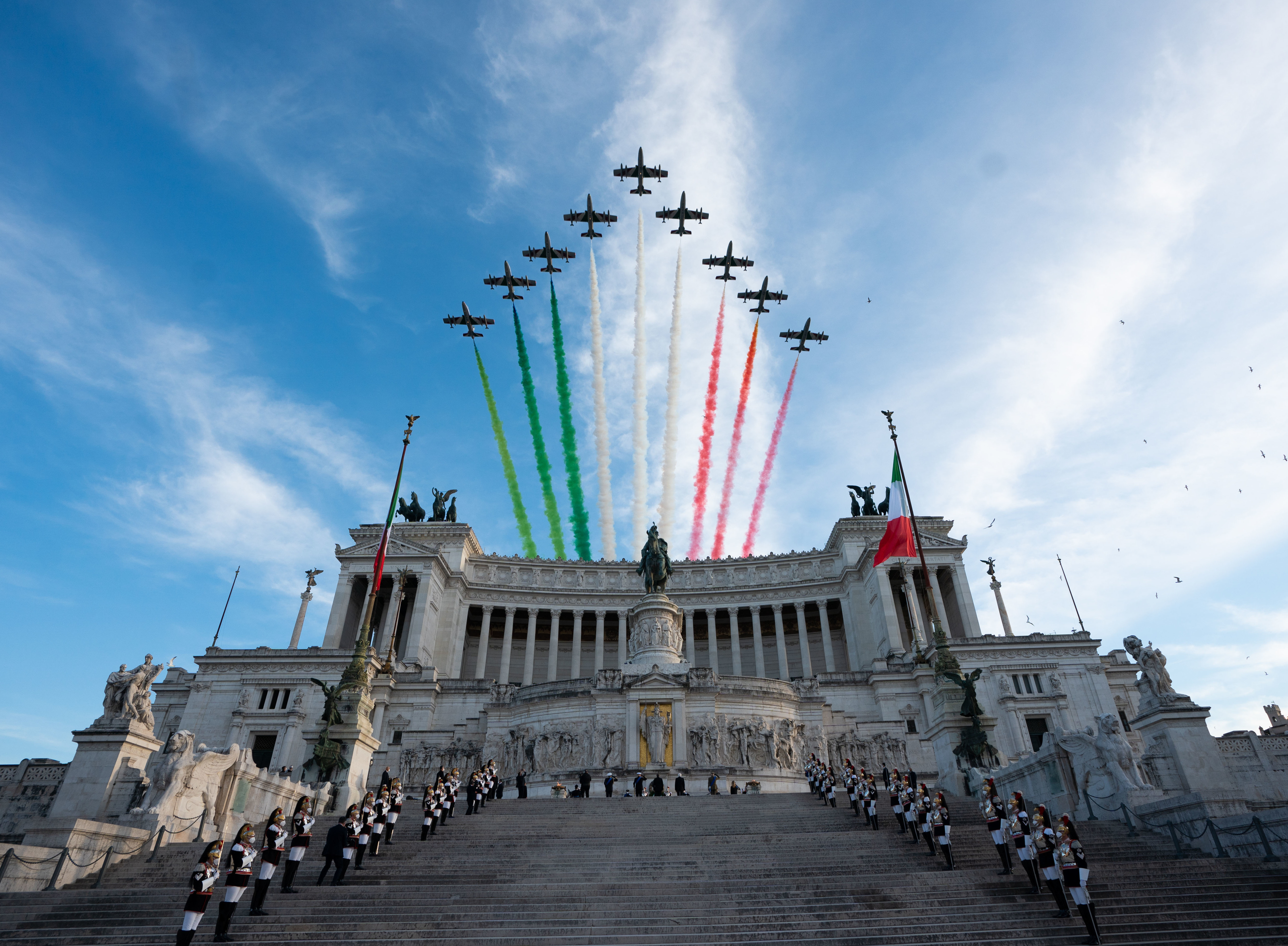 Frecce Tricolori sopra l Altare della Patria a Roma