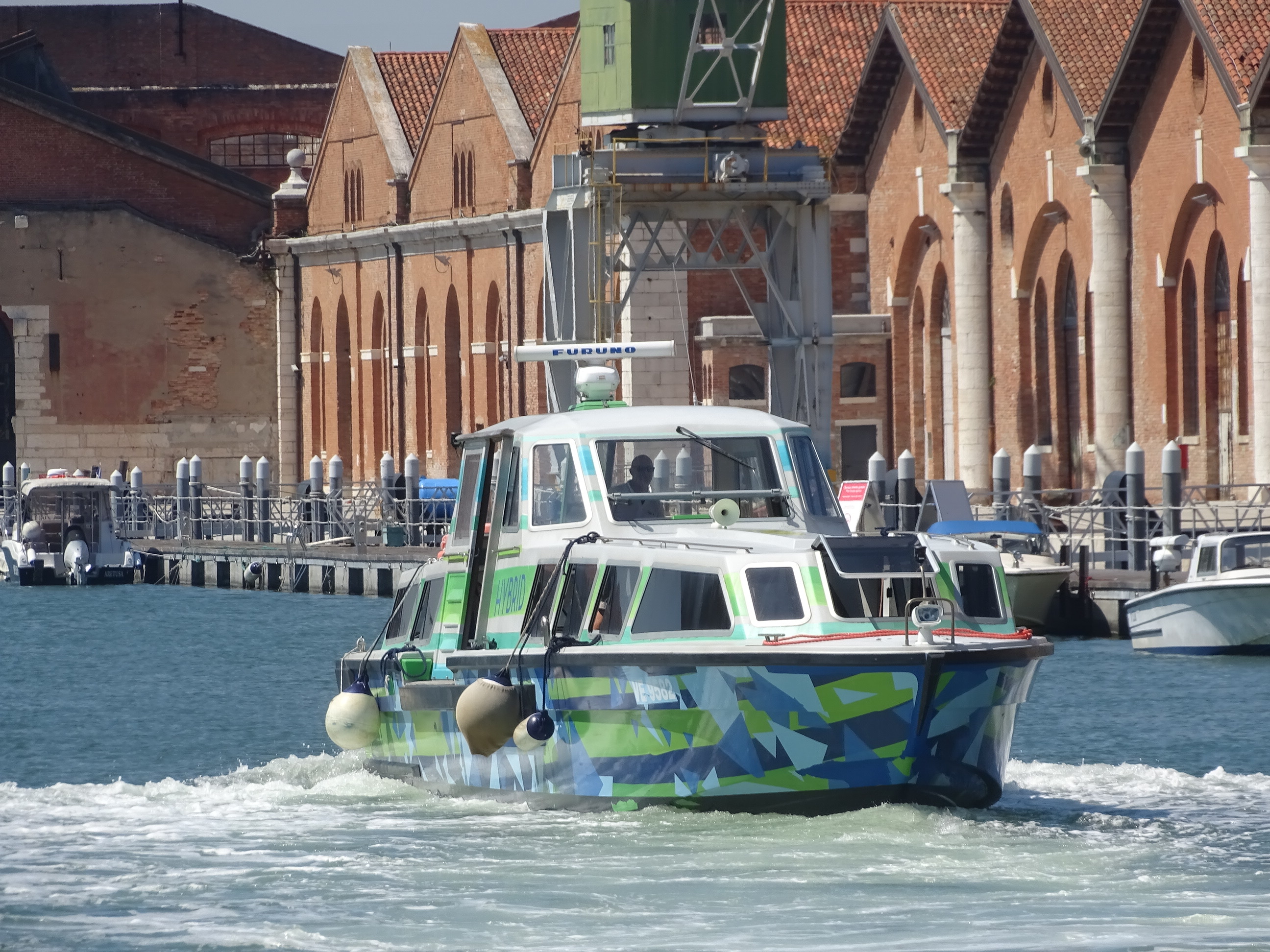 Imbarcazione ibrida all Arsenale di Venezia