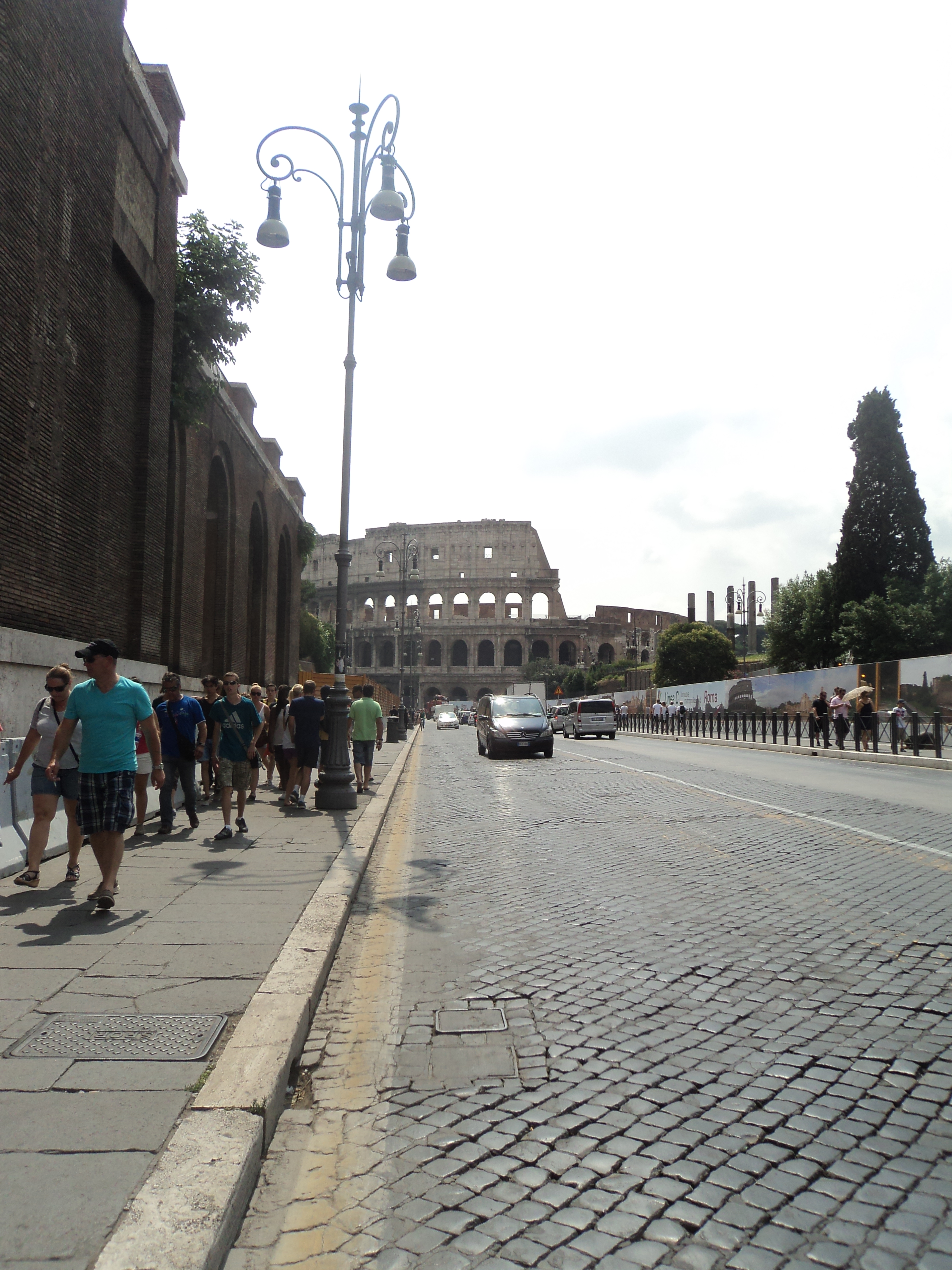 Via dei Fori Imperiali con il Colosseo a Roma