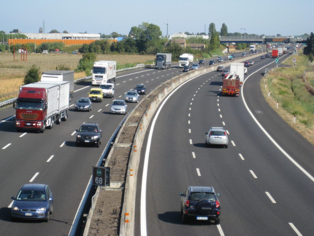 Tratto di autostrada A14 in Italia visto dalla carreggiata