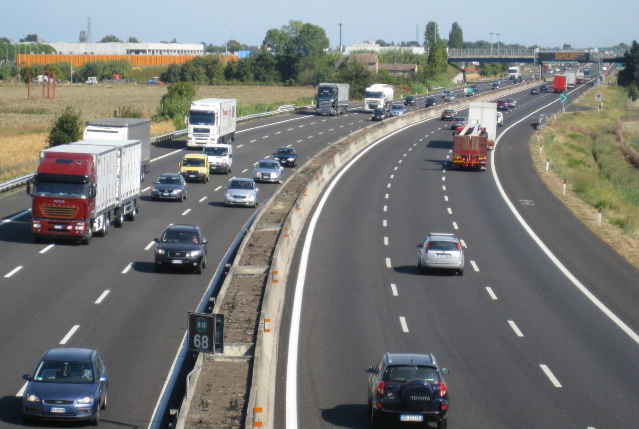 Tratto di autostrada A14 in Italia visto dalla carreggiata