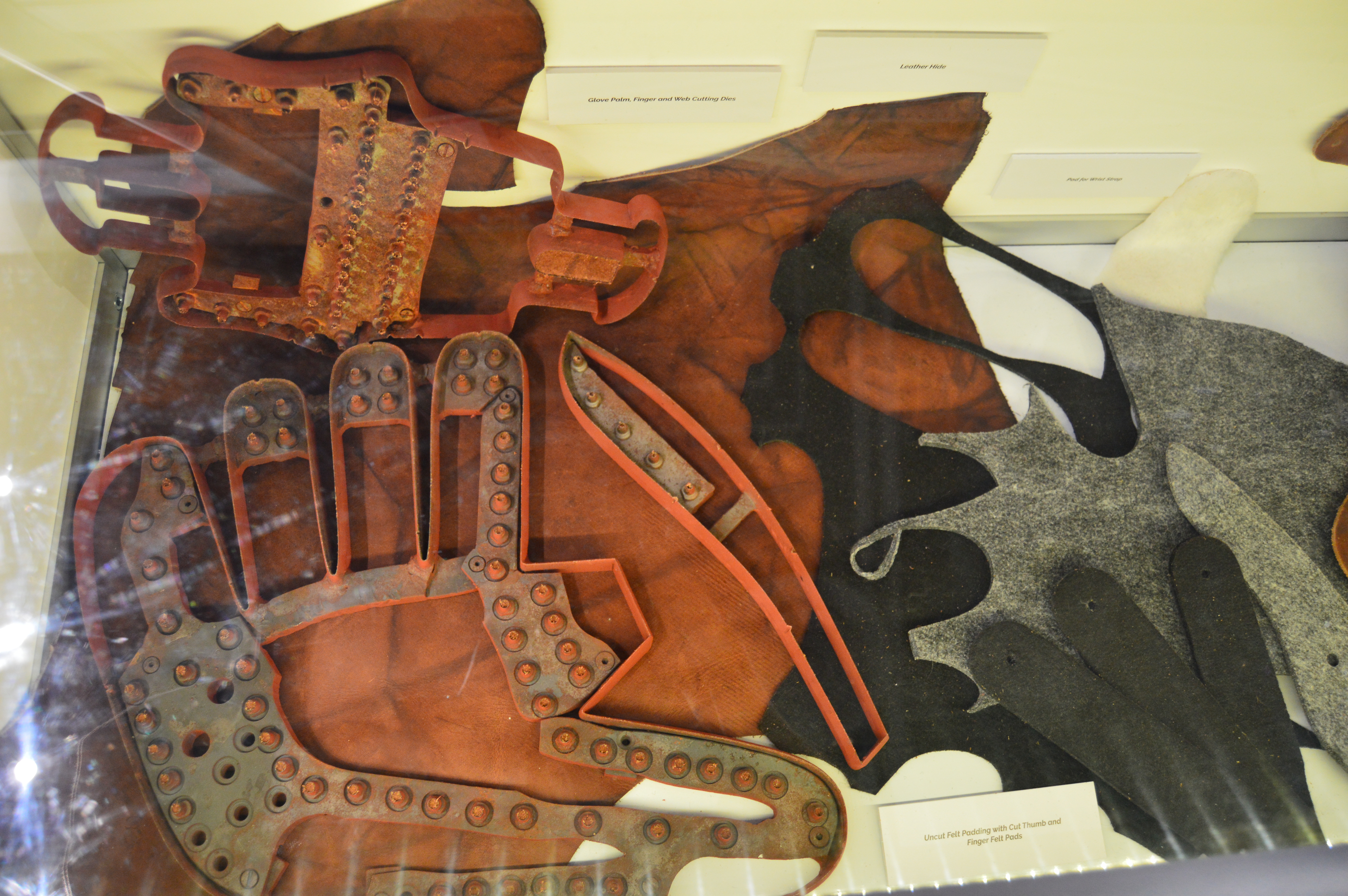 Guantoni da baseball in lavorazione