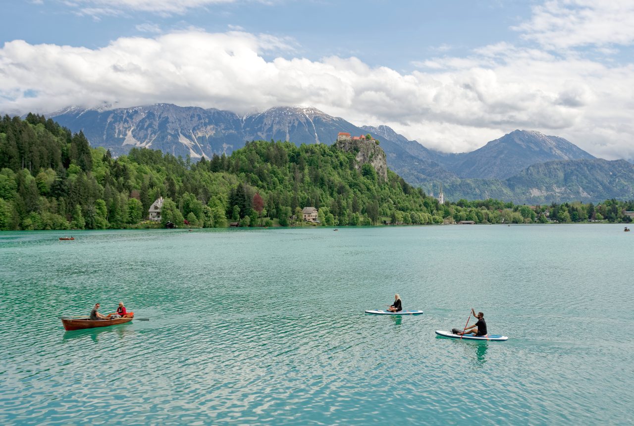 Lago di Bled in Slovenia con castello e montagne