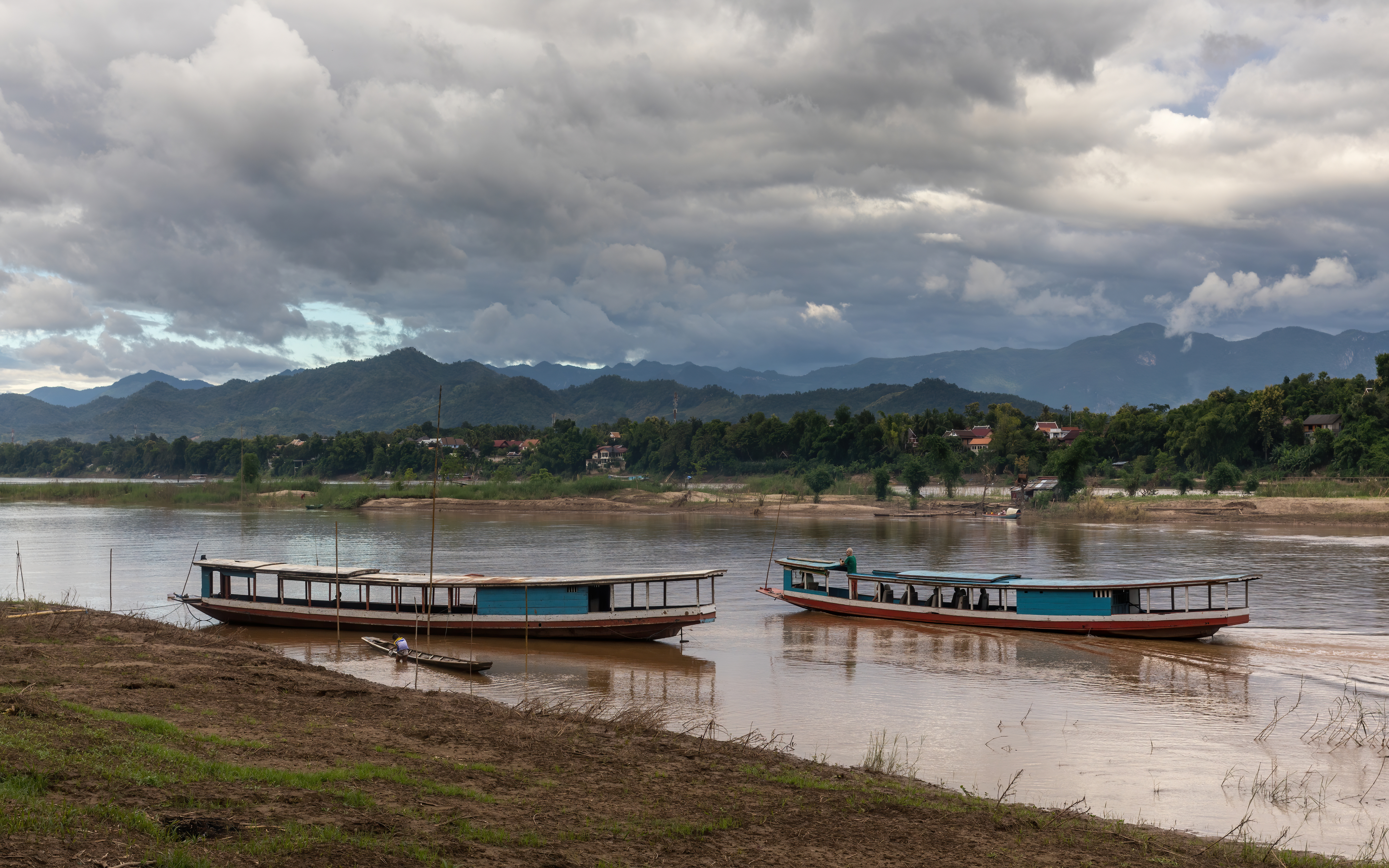 Barche sul Mekong a Luang Prabang in Laos