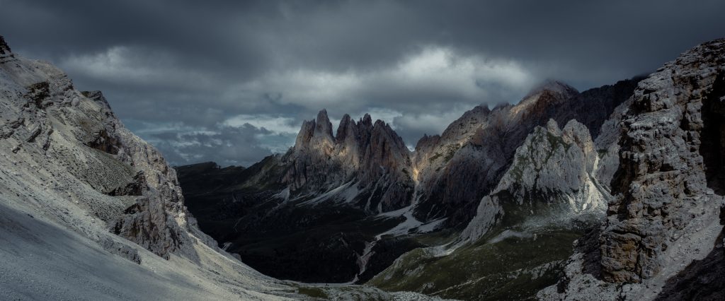 Paesaggio alpino delle Dolomiti in estate