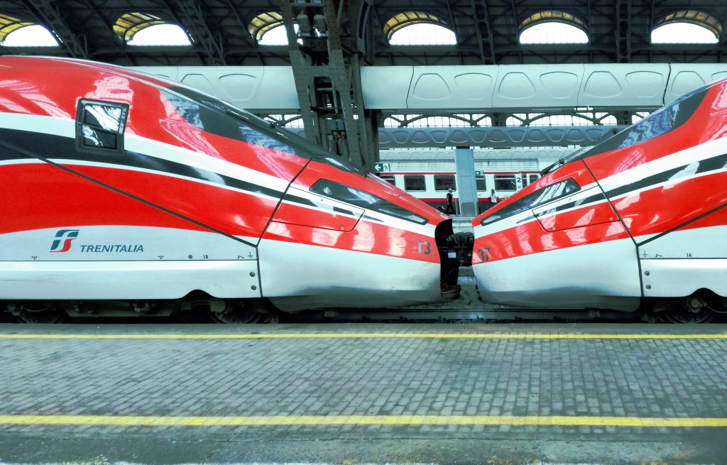 Due treni Frecciarossa alla stazione di Milano Centrale