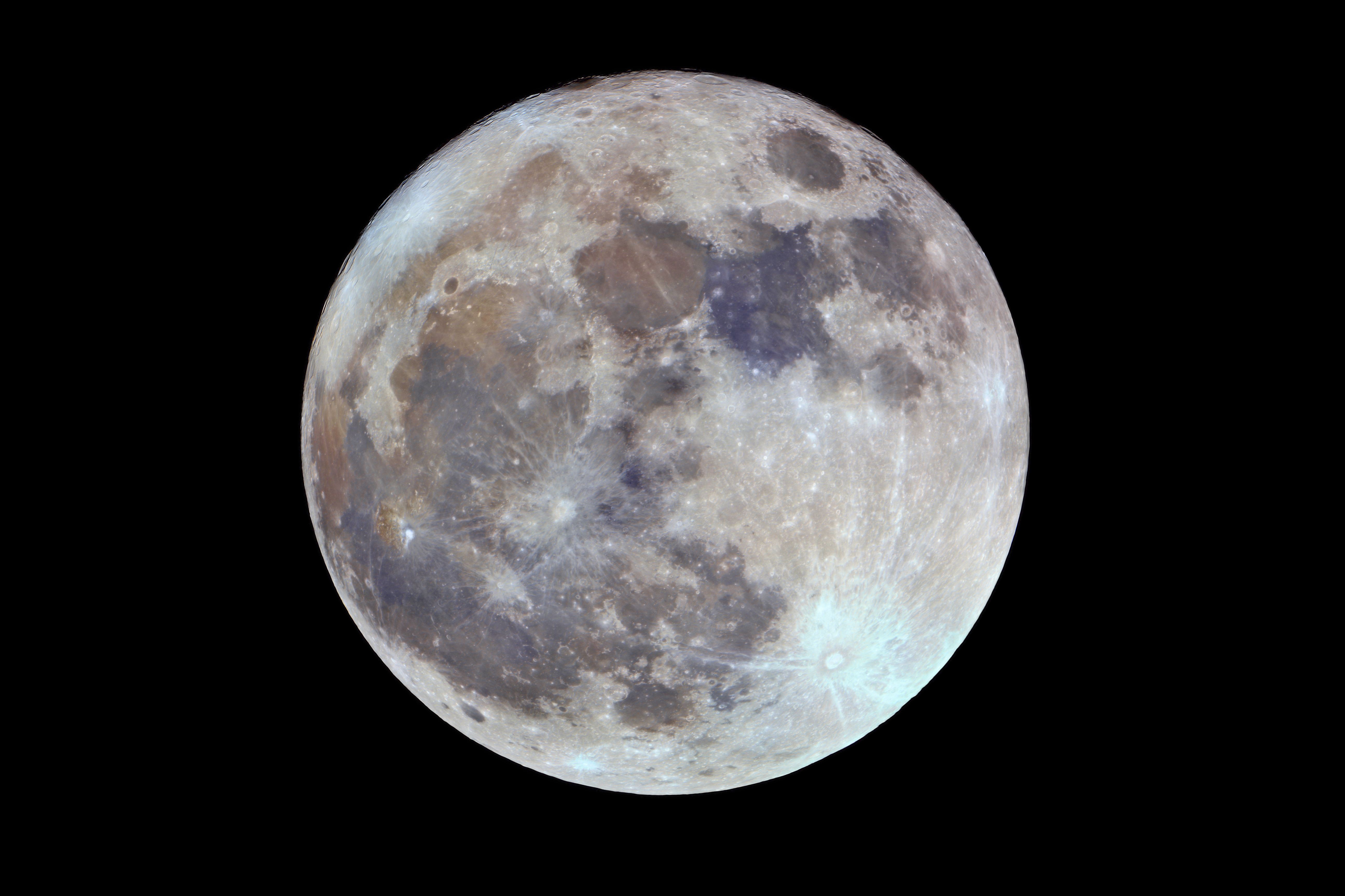 Luna piena nel cielo notturno