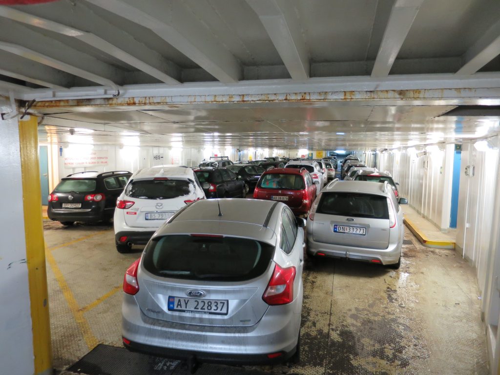 Garage auto di un traghetto con veicoli parcheggiati