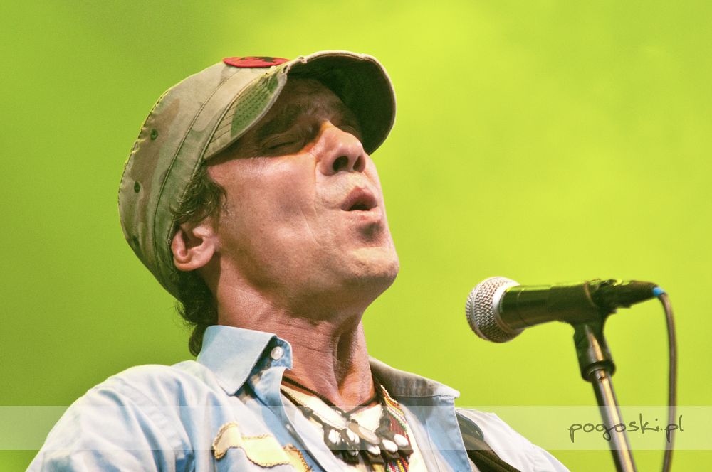 Manu Chao sul palco durante un concerto
