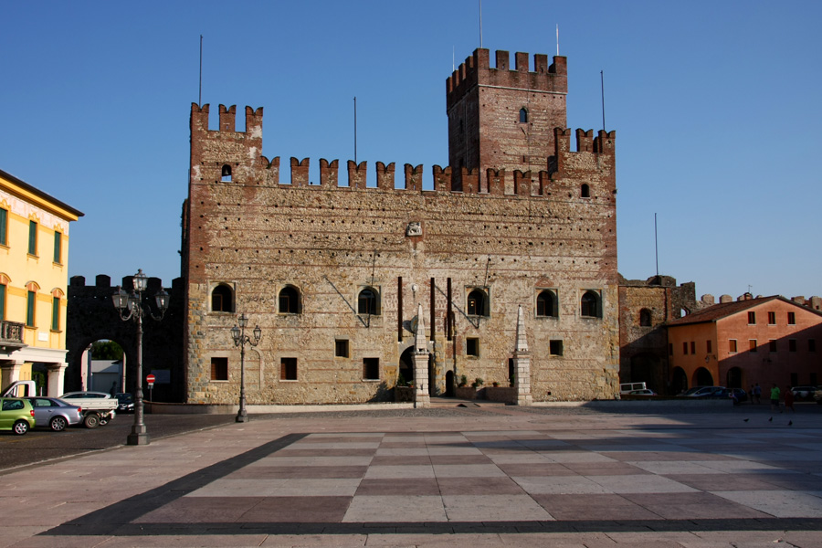 Piazza degli Scacchi a Marostica con il castello inferiore