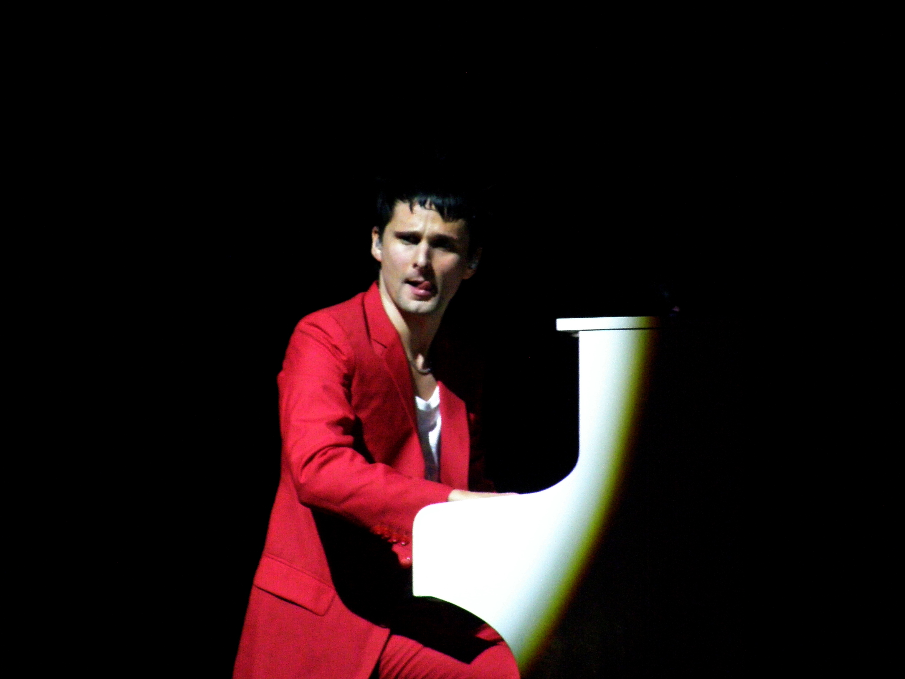 Matthew Bellamy dei Muse mentre suona dal vivo