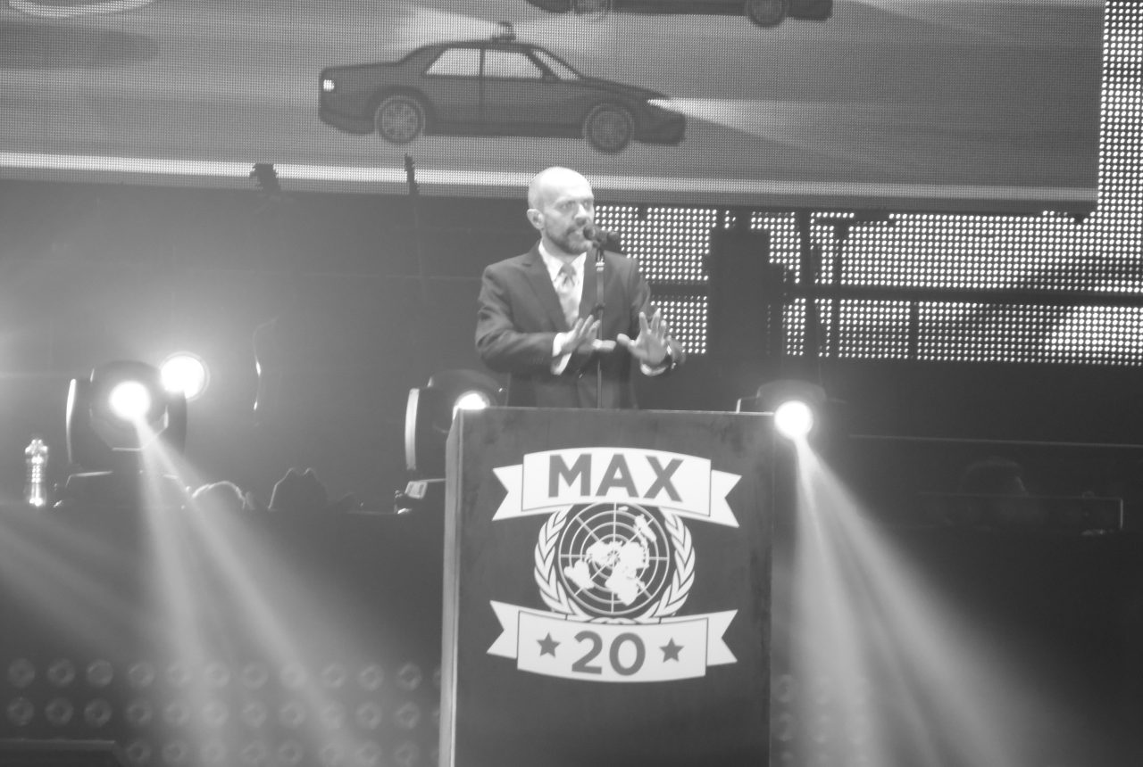 Max Pezzali in concerto durante il Max 20 Live Tour