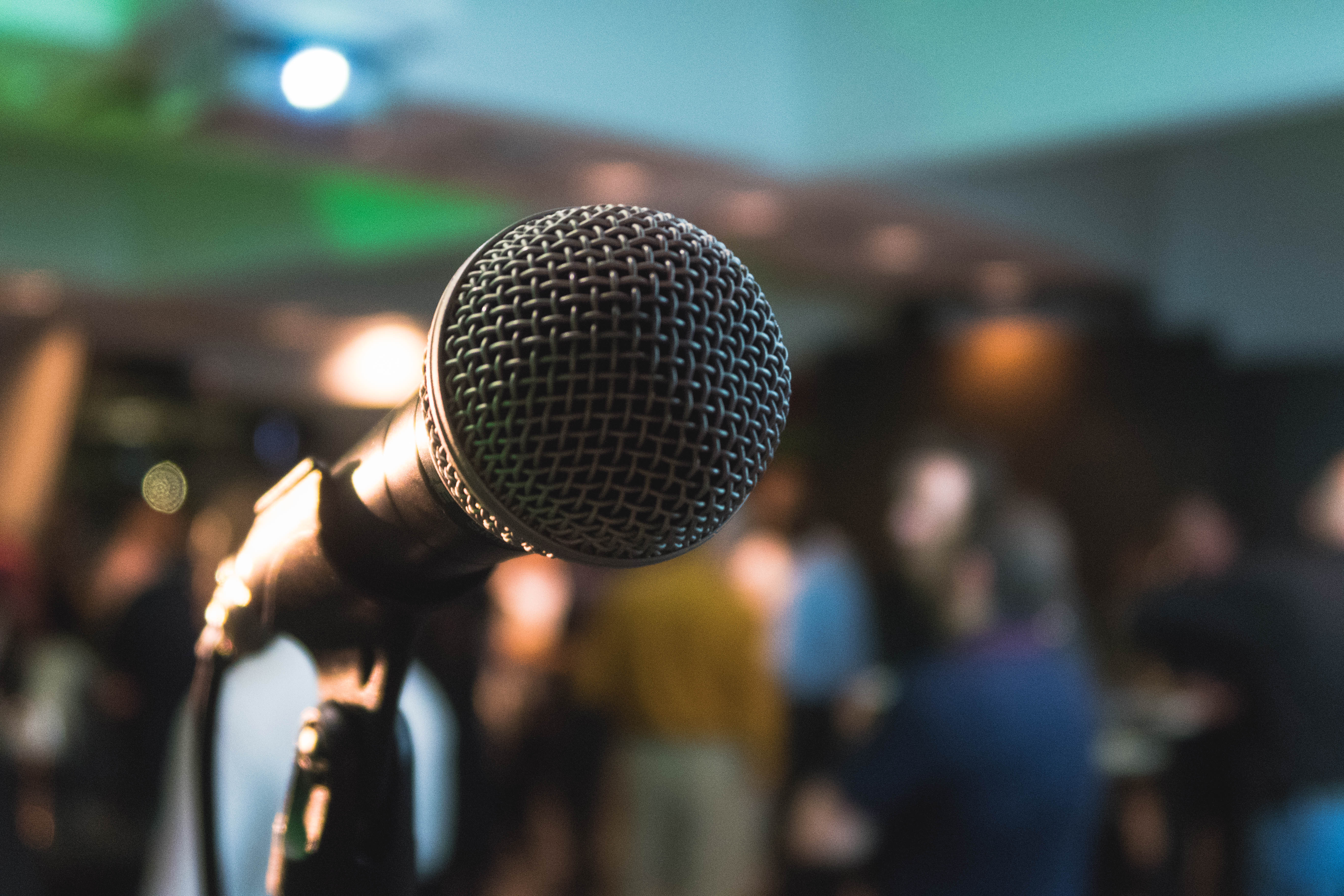 Microfono per karaoke con pubblico sfocato