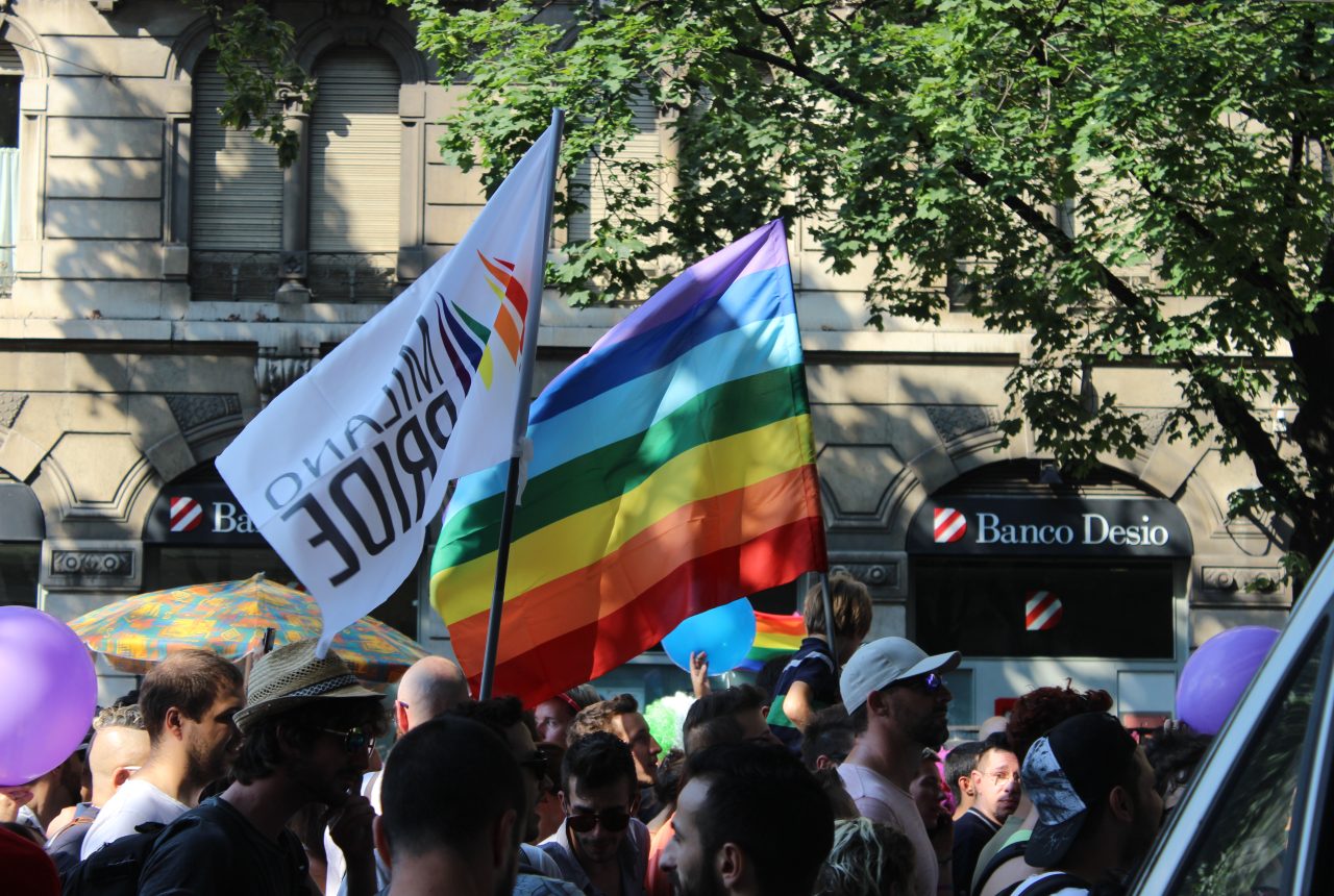 Bandiere arcobaleno durante il Milano Pride