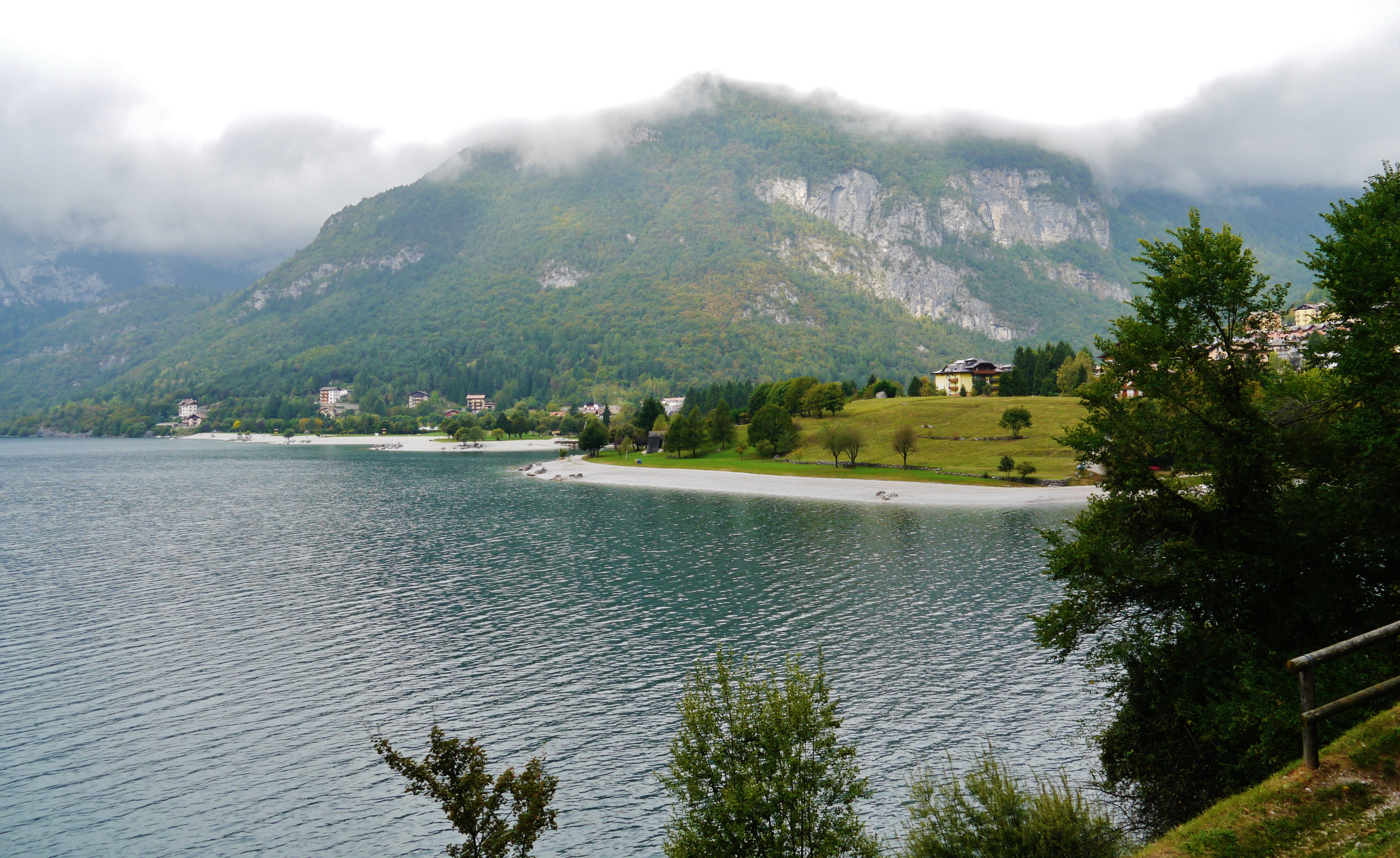 Lago di Molveno con montagne in Trentino