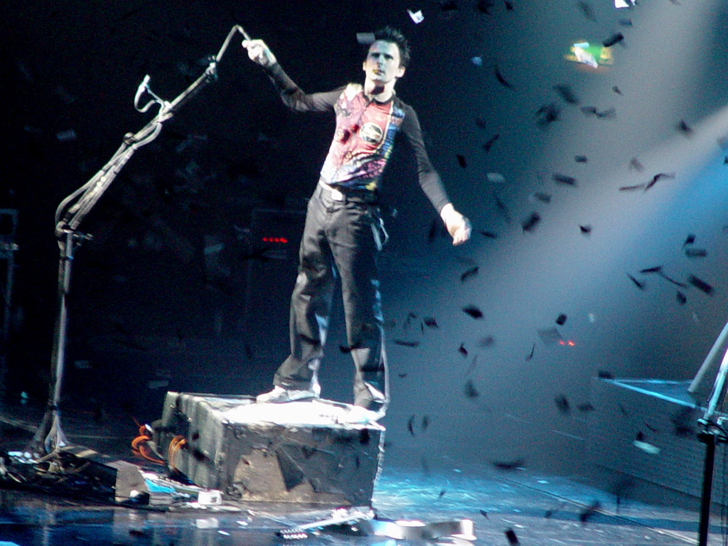 Matt Bellamy in concerto con i Muse a Cardiff