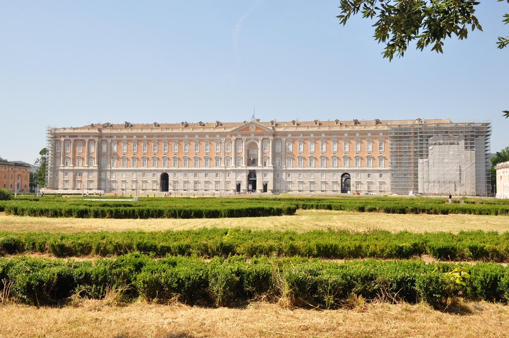 Piazza Carlo di Borbone davanti alla Reggia di Caserta
