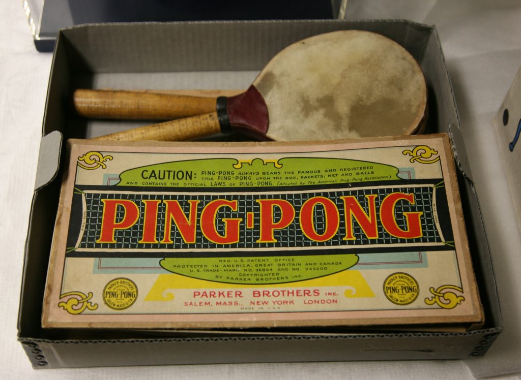 Racchette e pallina da ping-pong storiche