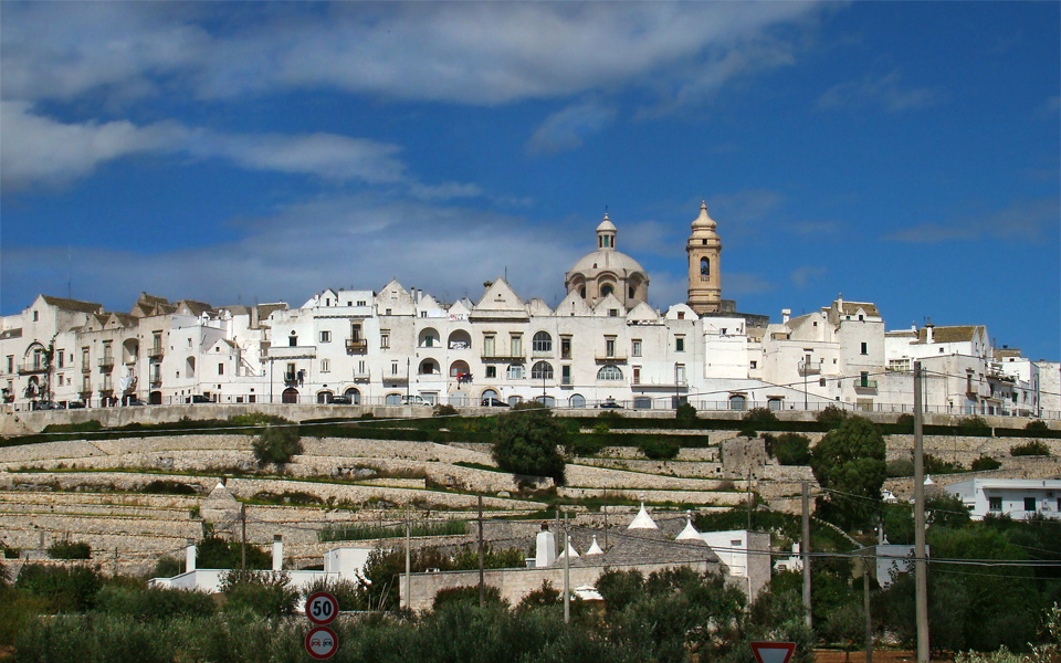 Locorotondo vista dalla Valle d Itria in Puglia