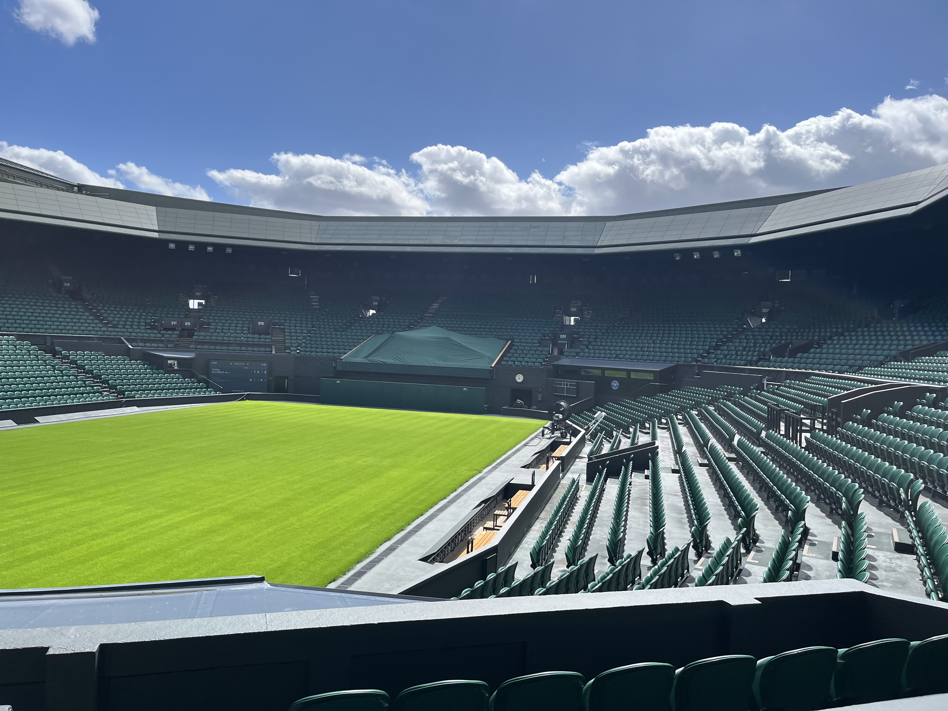 Lato destro del Centre Court di Wimbledon con campo in erba