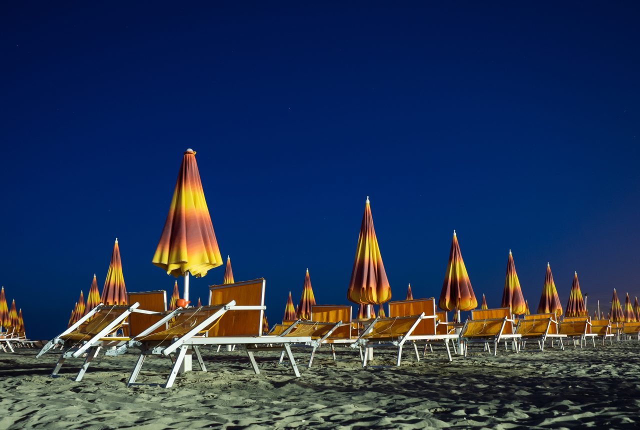 Ombrelloni e lettini sulla spiaggia di Rimini al tramonto