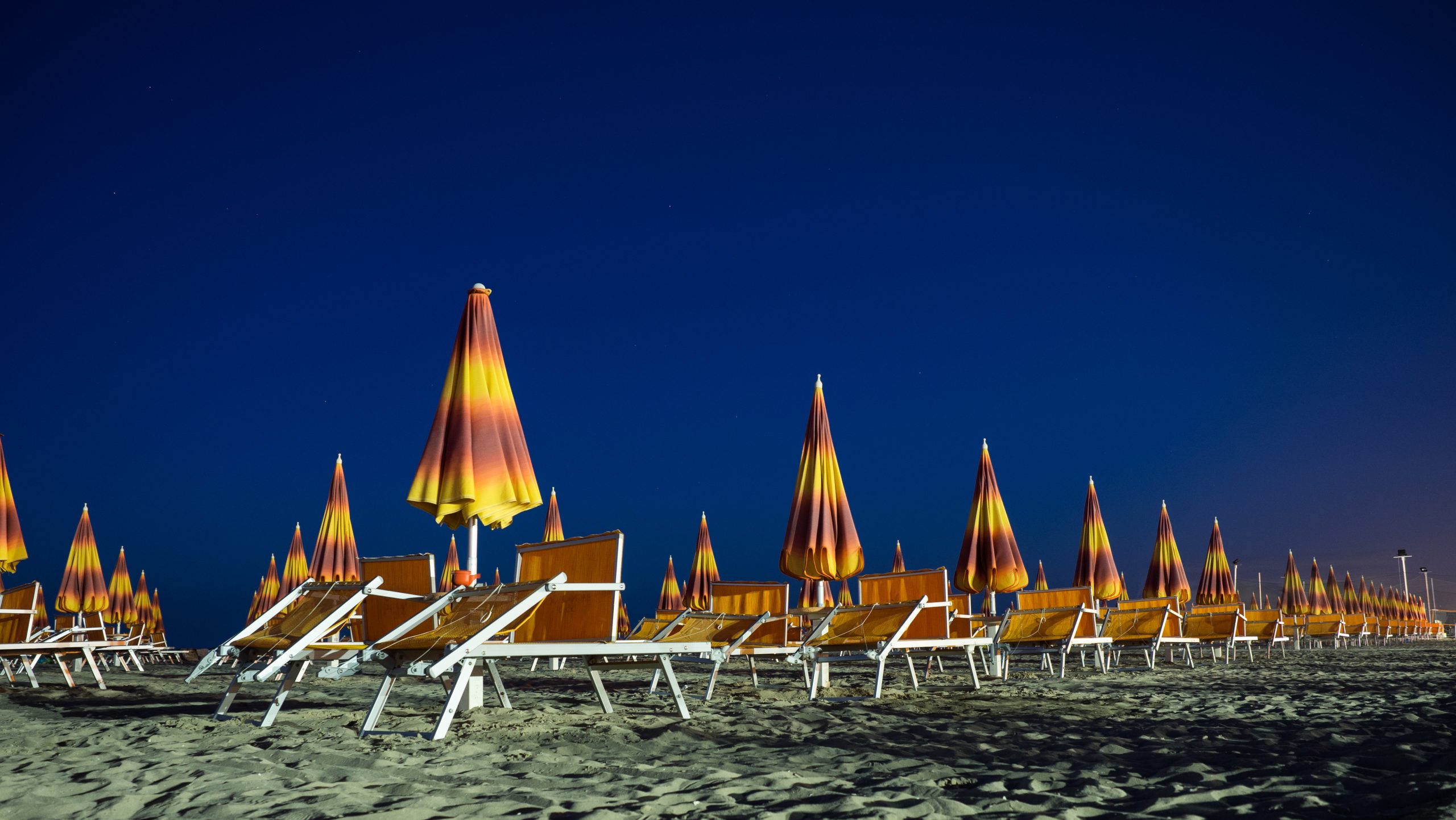 Ombrelloni e lettini sulla spiaggia di Rimini al tramonto