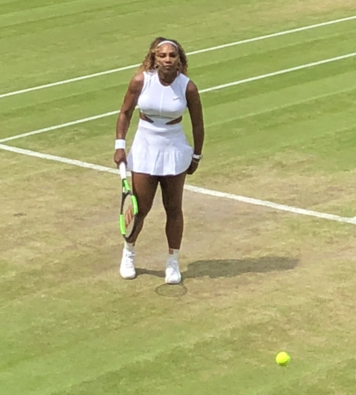Serena Williams durante il riscaldamento a Wimbledon nel 2019