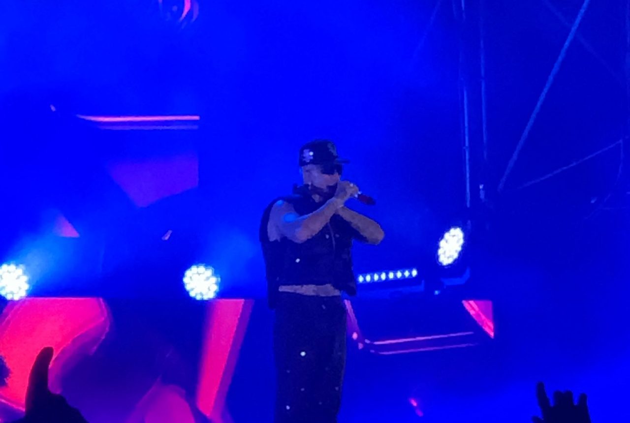 Sfera Ebbasta in concerto sul palco
