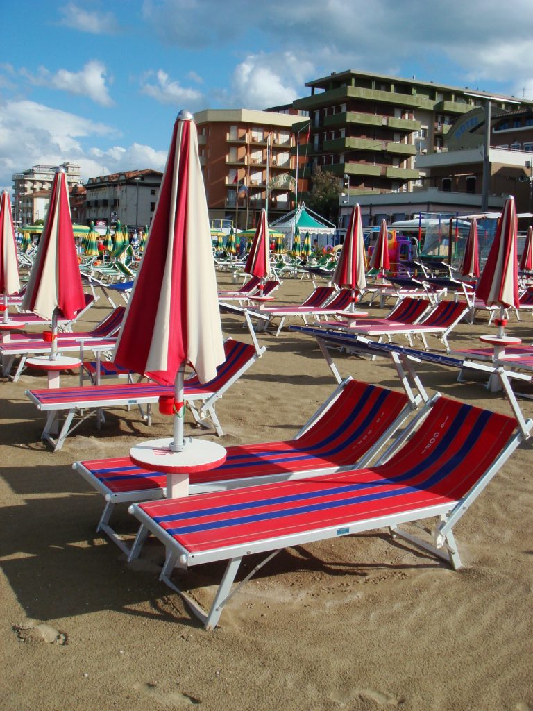 Spiaggia attrezzata a Bellaria con ombrelloni e lettini