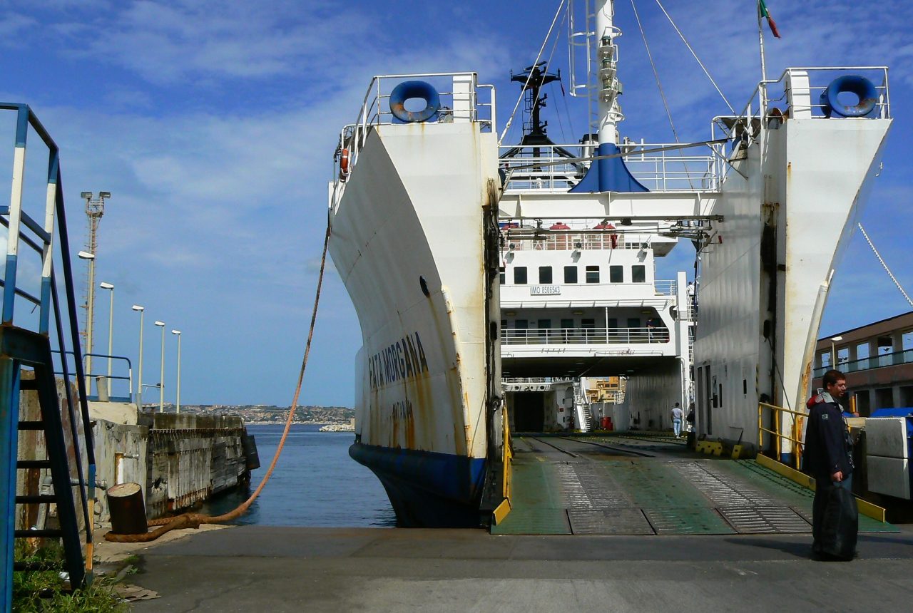 Traghetto con rampa di imbarco aperta a Villa San Giovanni