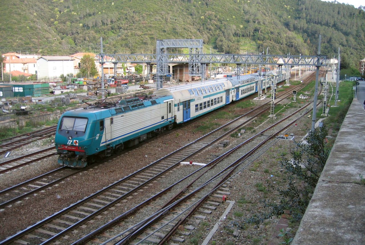 Treno regionale a Deiva Marina
