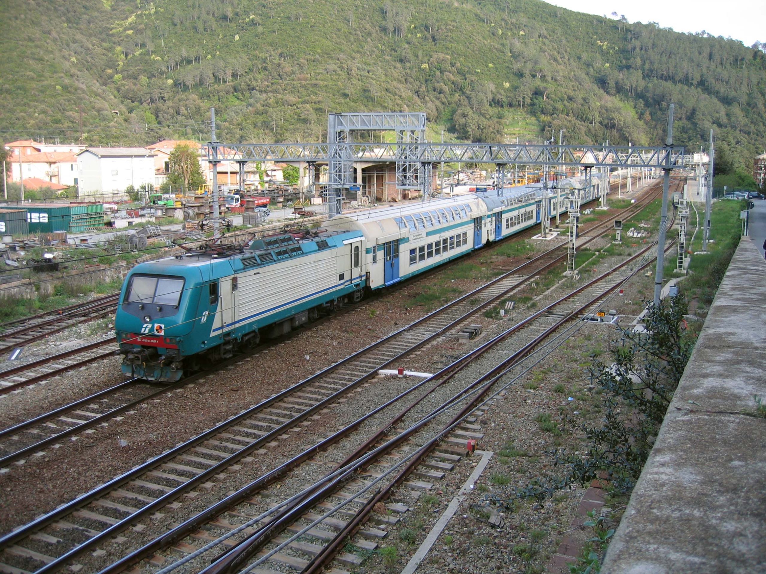 Treno regionale a Deiva Marina