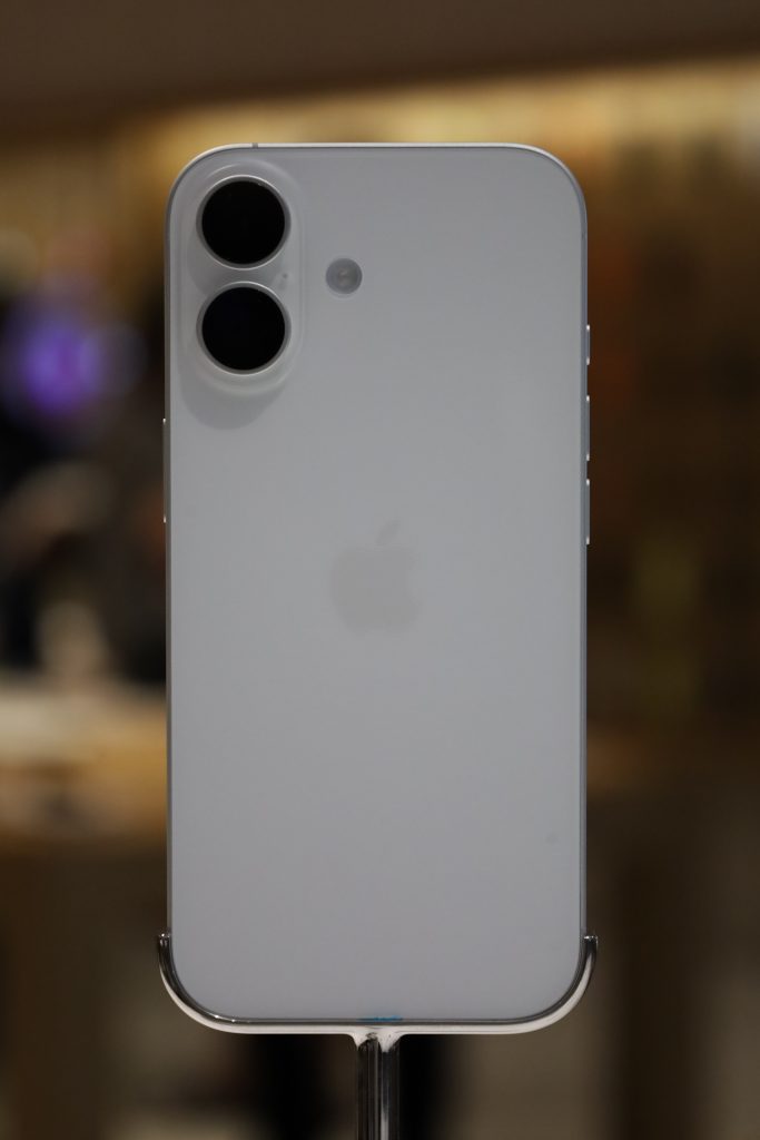 iPhone bianco su tavolo durante un evento Apple