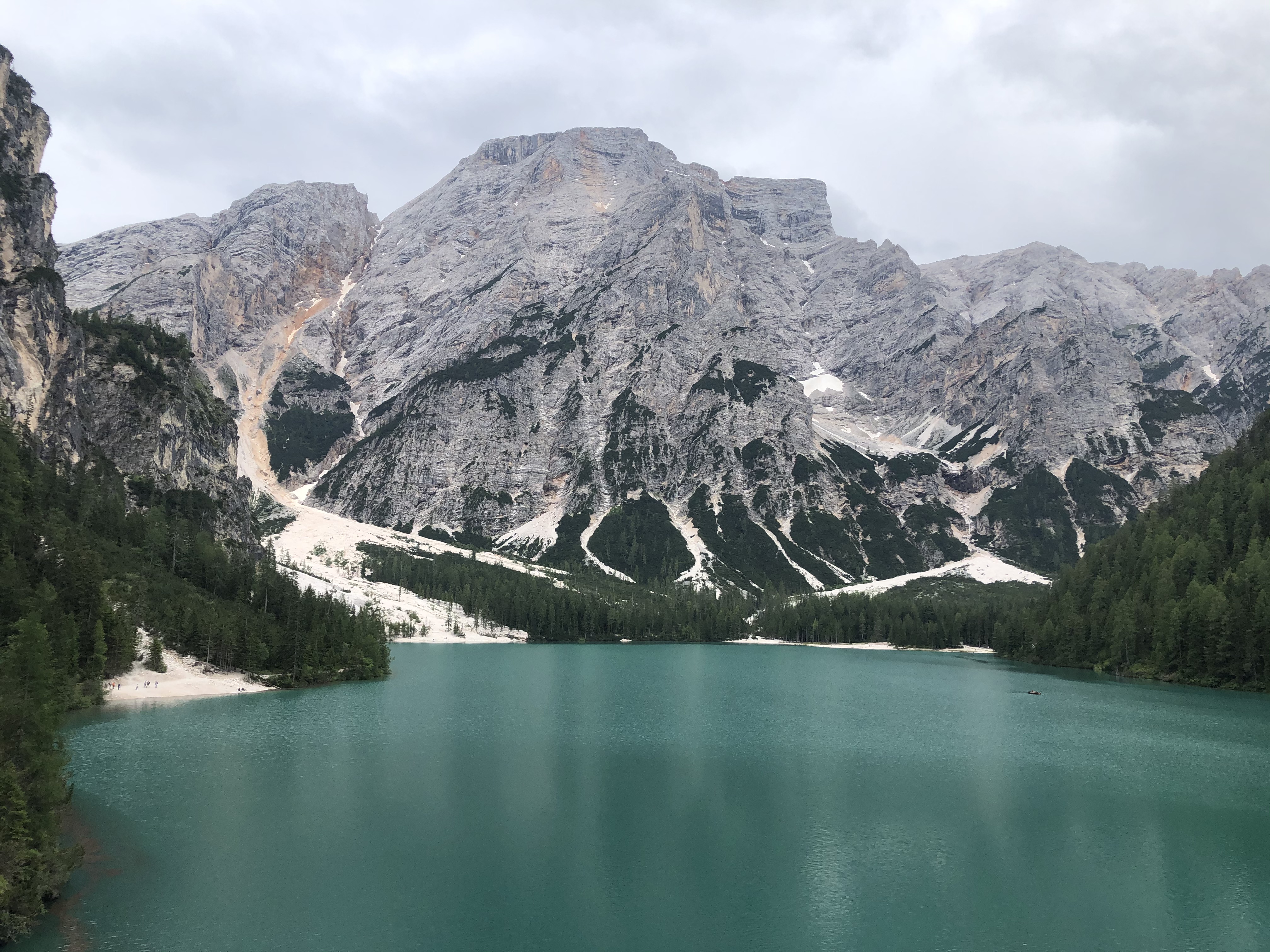 Lago di Braies nelle Dolomiti con acqua turchese e montagne