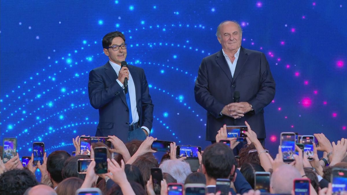 Gerry Scotti e Pier Silvio Berlusconi sul palco di Mediaset siamo Noi