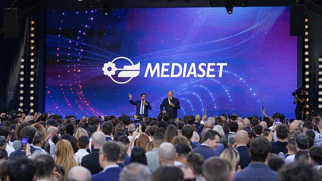 Il palco dello speciale Mediaset siamo Noi con il logo Mediaset