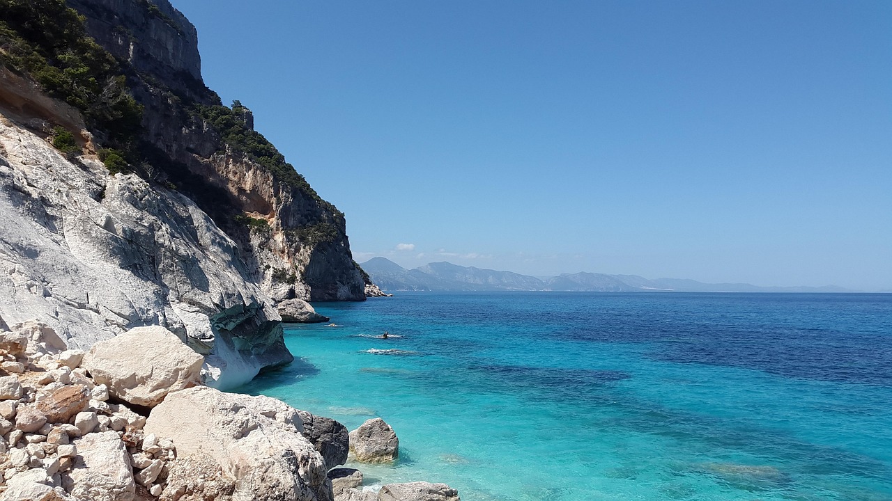 Mare Mediterraneo visto dalla costa per la Giornata degli Oceani
