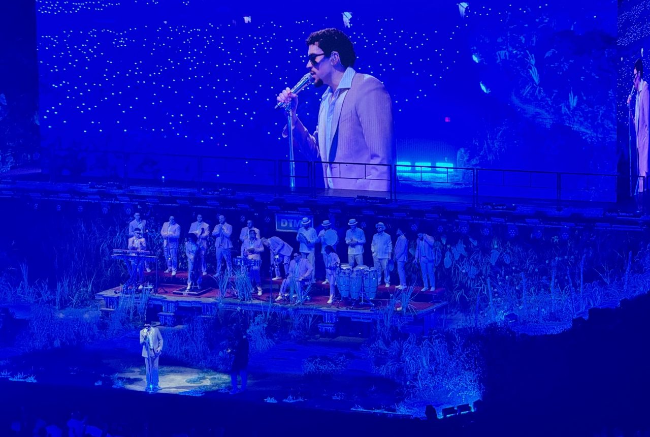 Bad Bunny durante una performance dal vivo