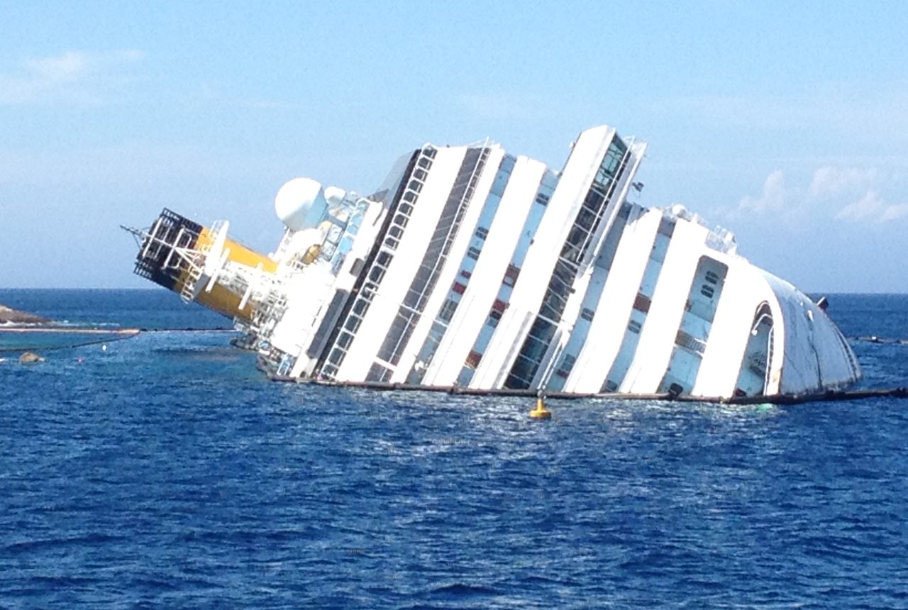 Costa Concordia incagliata davanti all Isola del Giglio