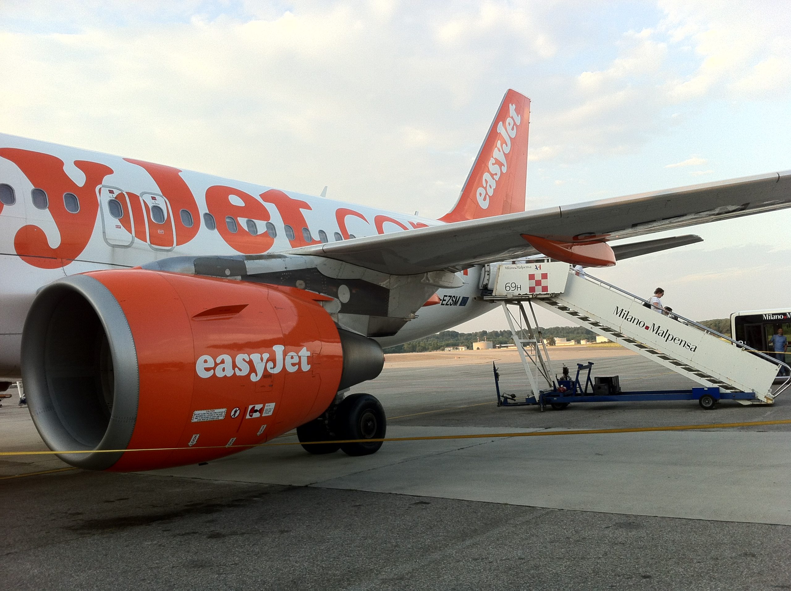 Aereo easyJet parcheggiato su una pista aeroportuale.