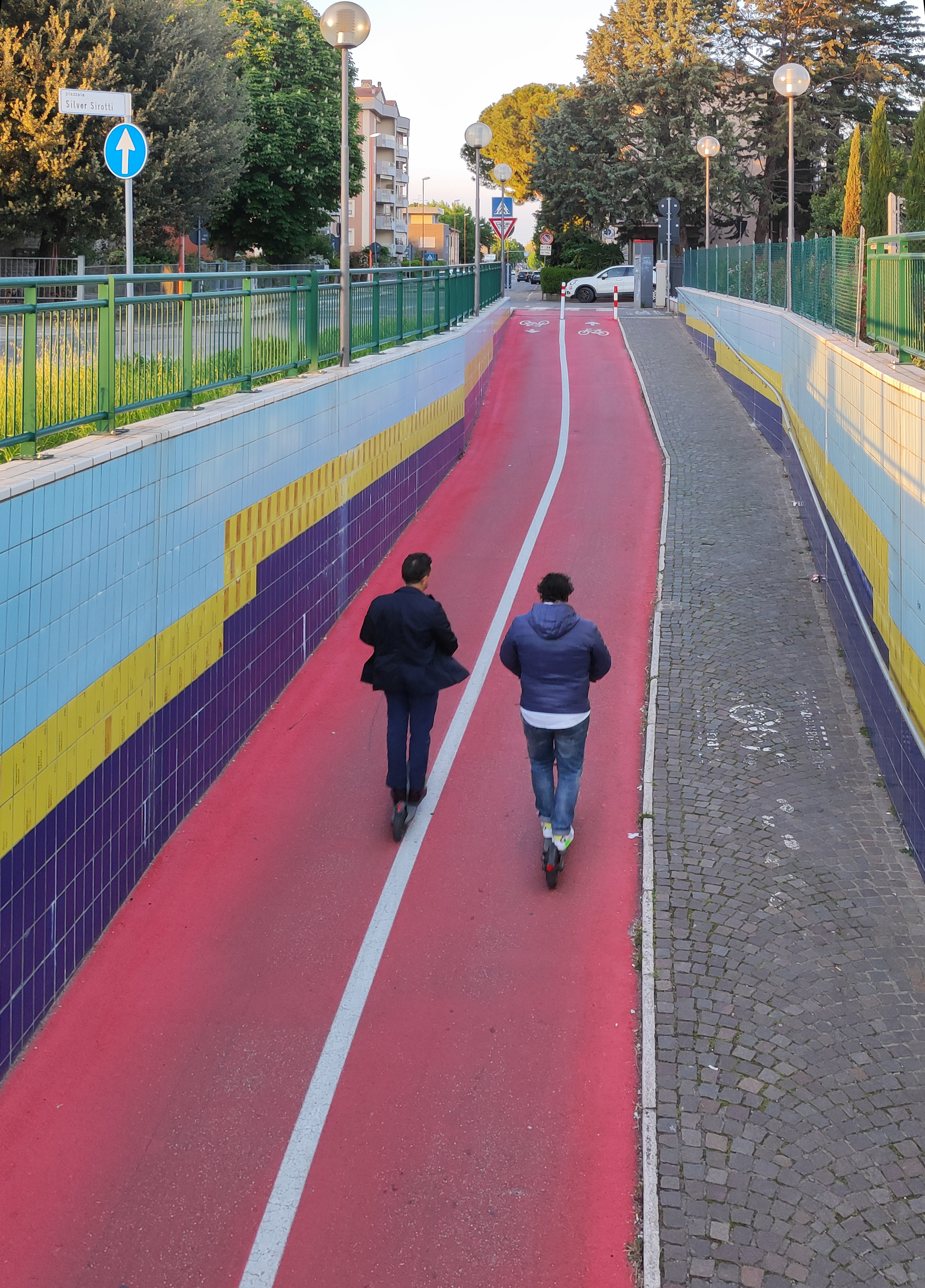 Monopattini elettrici su una pista ciclabile urbana