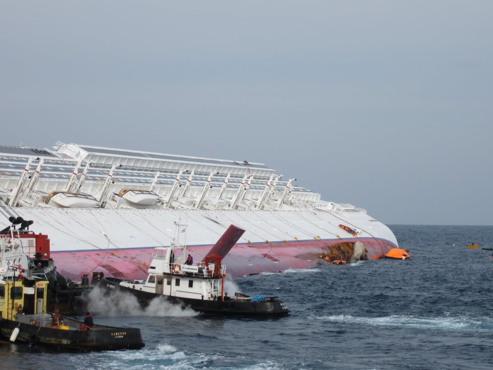 Costa Concordia parzialmente capovolta con mezzi di lavoro al Giglio