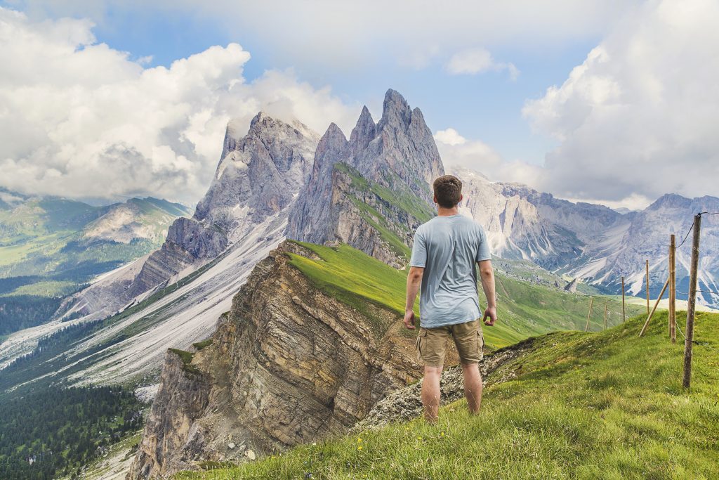 Escursionisti su un sentiero nelle Dolomiti