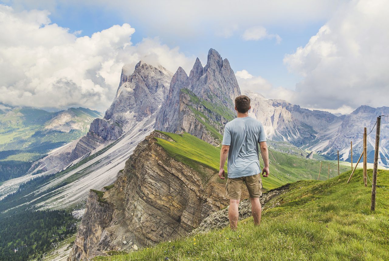 Escursionisti su un sentiero nelle Dolomiti