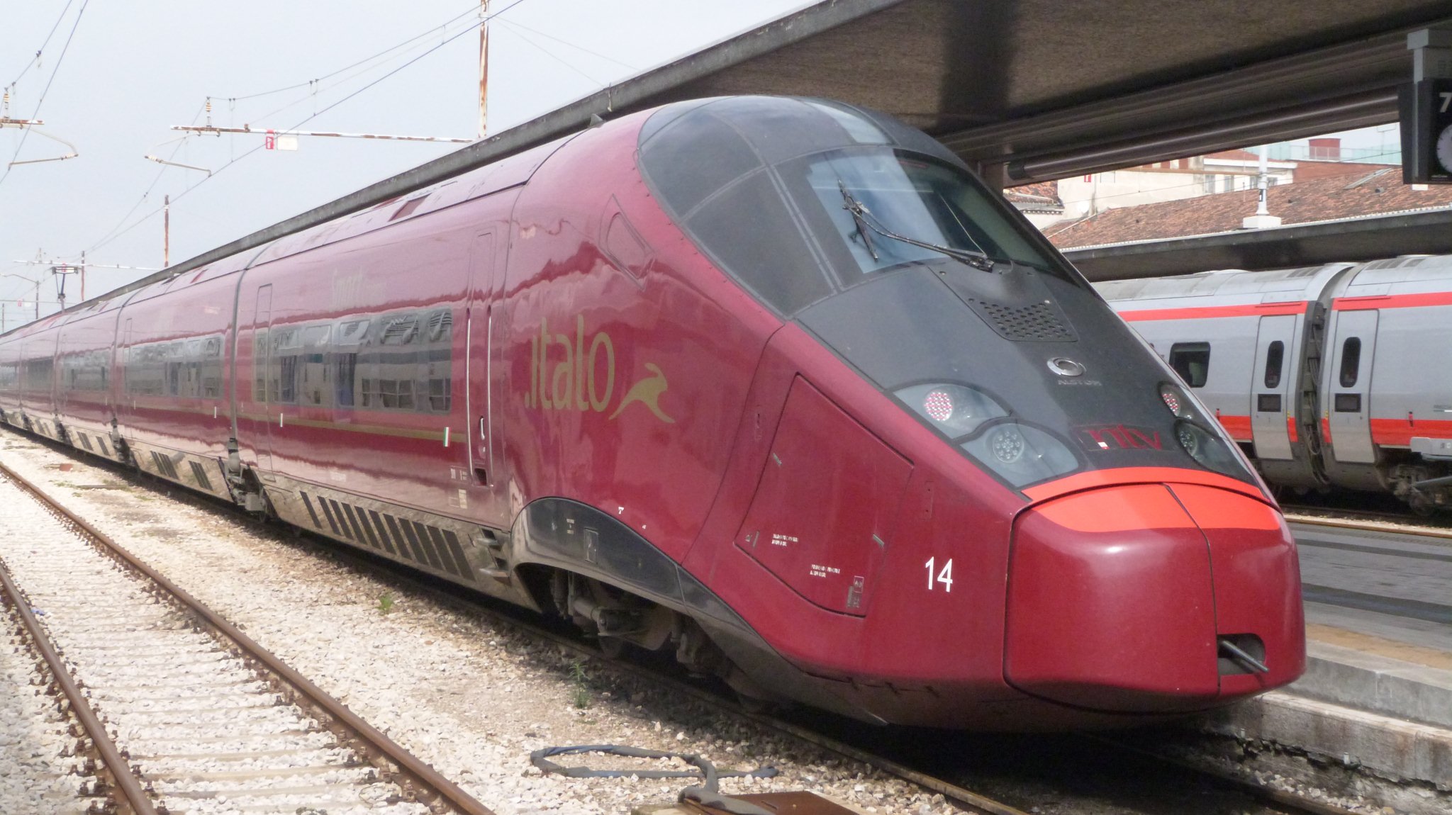 Treno Italo NTV in stazione a Venezia Santa Lucia