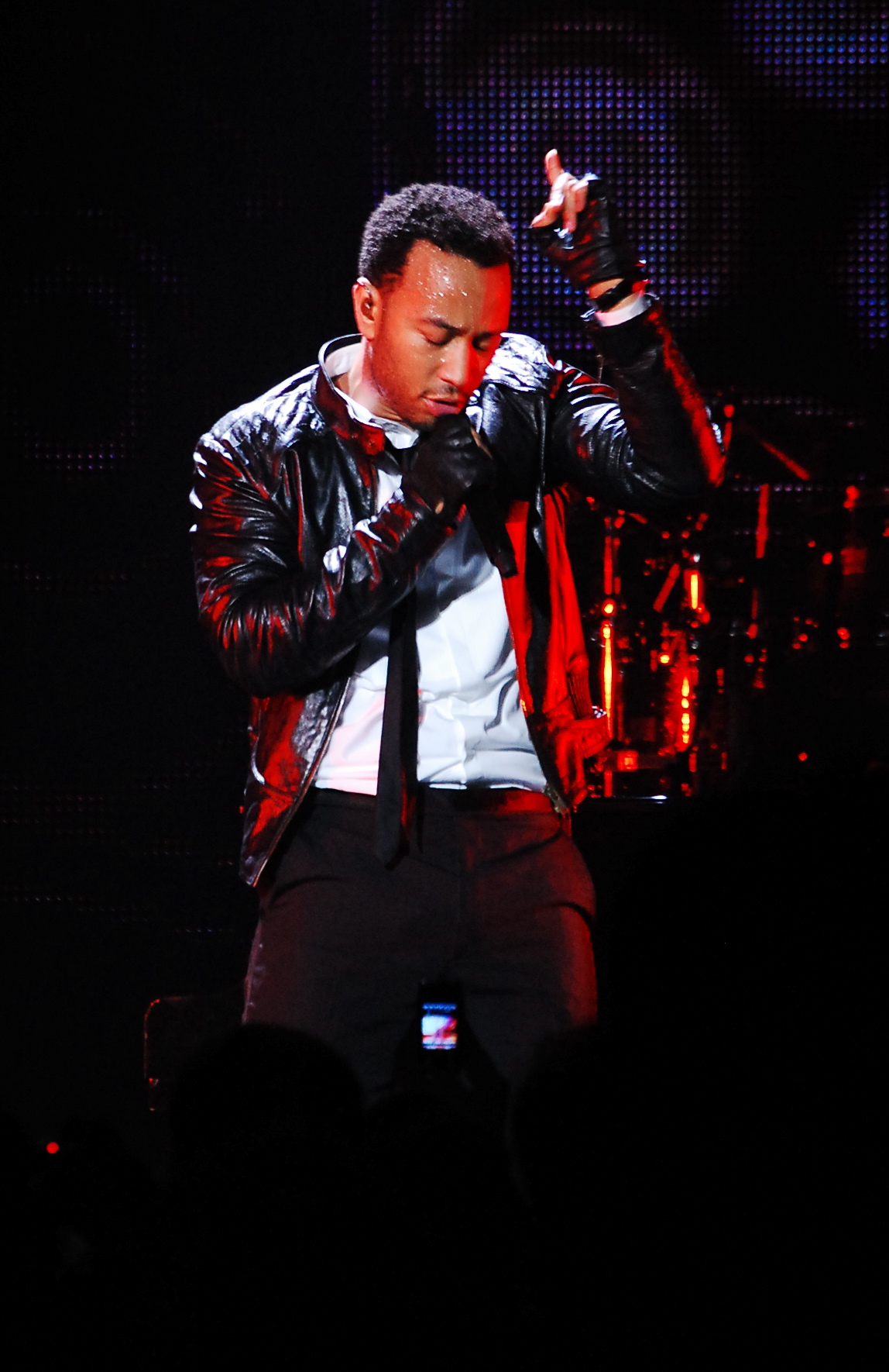 John Legend sul palco al pianoforte