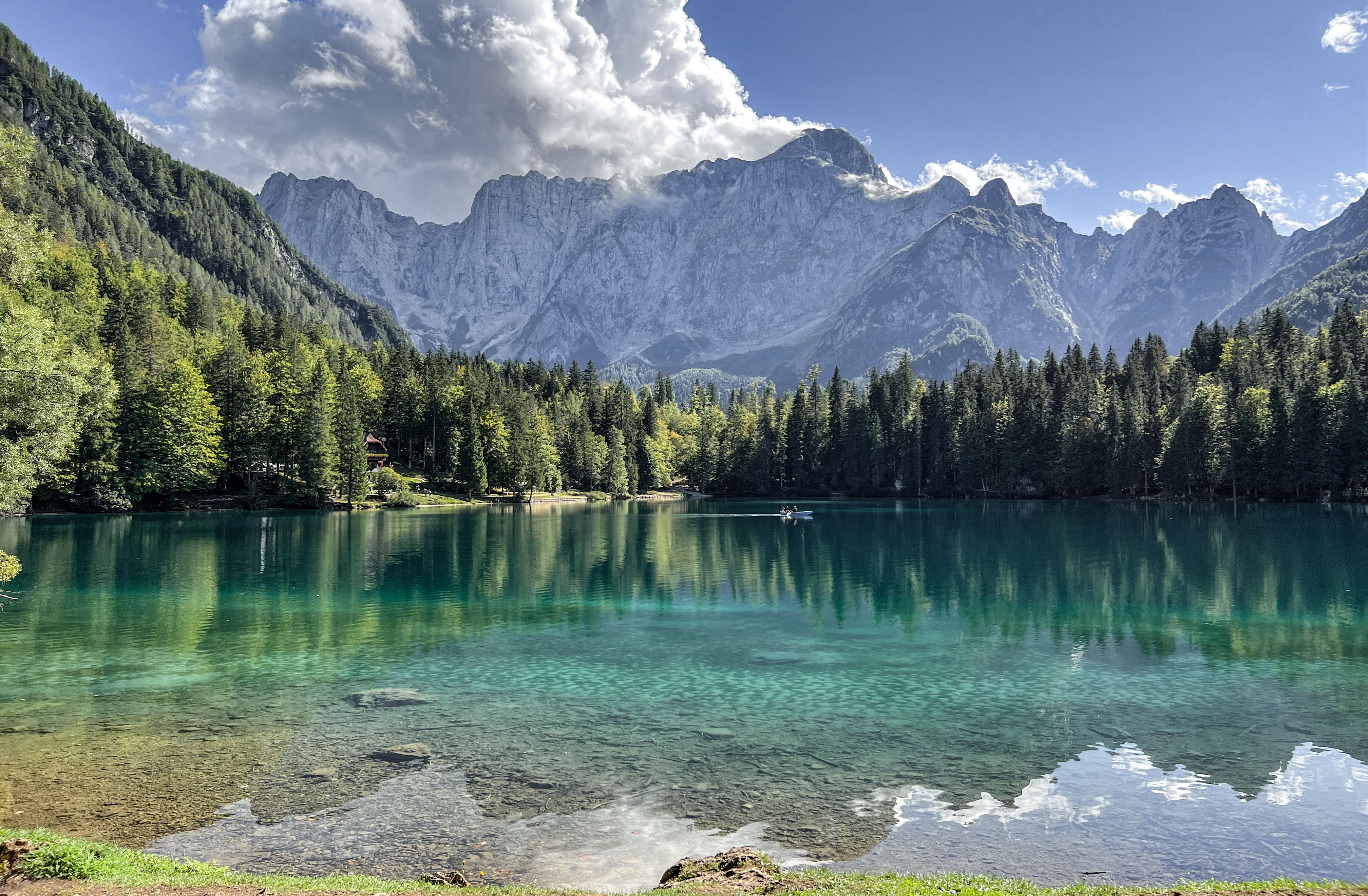 Lago inferiore di Fusine tra bosco e montagne